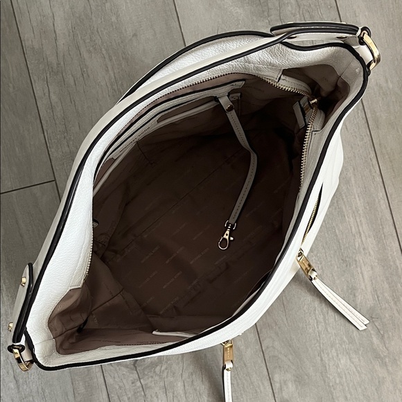 MICHAEL MICHAEL KORS
Evie White Large Pebbled Leather Shoulder Hobo Bag Gold - Picture 11 of 16